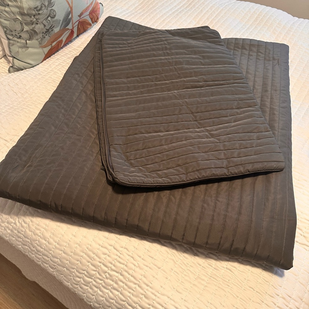 Elegant Gray Quilted Blanket +2 pillow covers